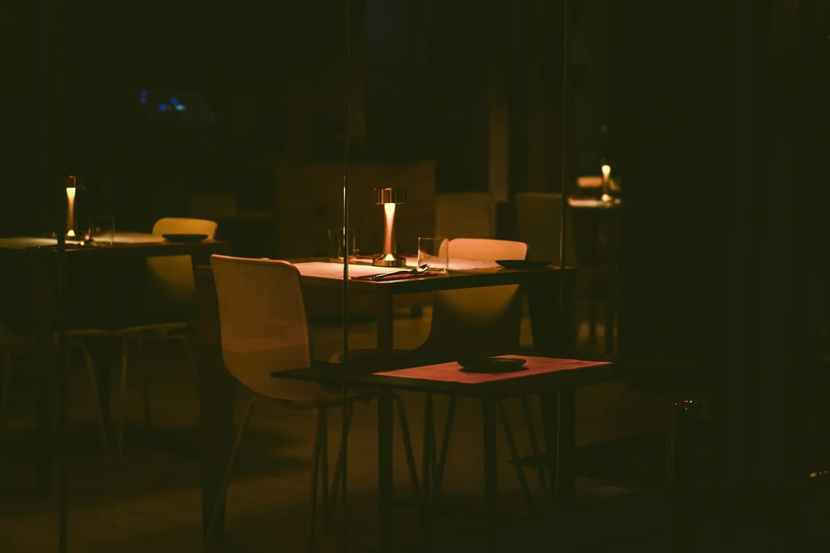 De zaal van Eetlokaal Hendrik op een avond