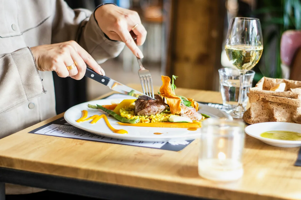 Wijn wordt ingeschonken aan tafel