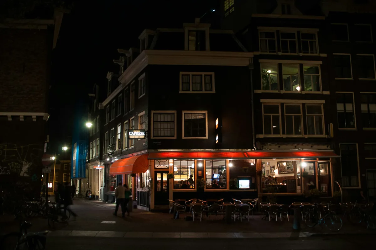 De gevel van Eetlokaal Hendrik in de avond