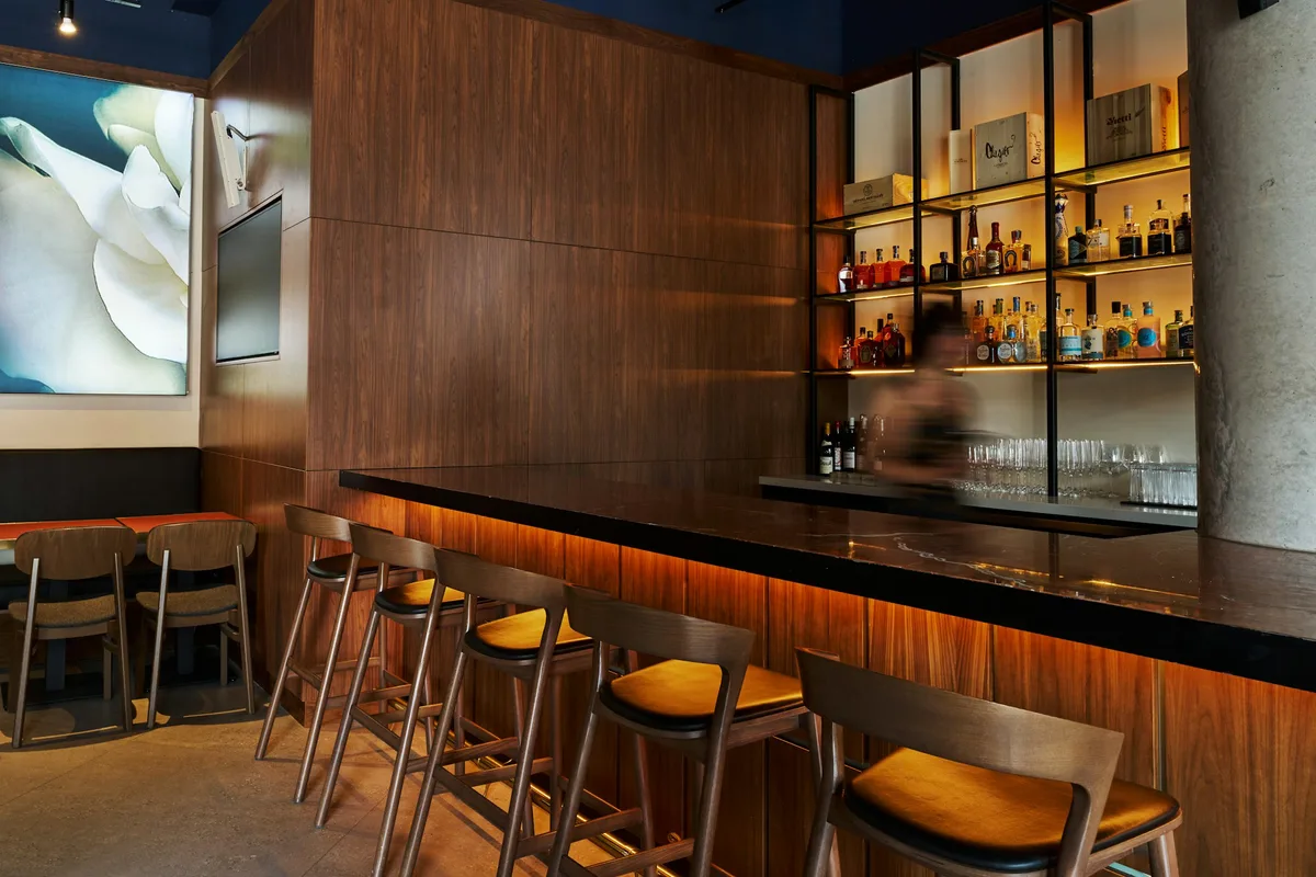 De bar aan het eind van de zaal